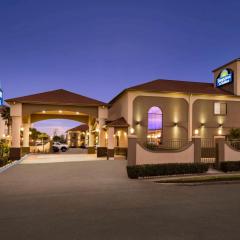 Days Inn & Suites by Wyndham Houston Hobby Airport