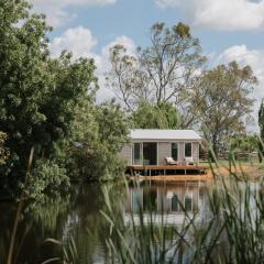 Mewburn Park Retreats - The Lakehouse