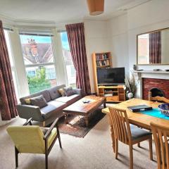 Bright, character 3 bed Apartment: 7 mins walk to sea