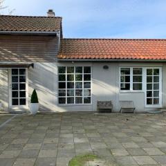 Modern 2 bedroom cottage close to airport and town