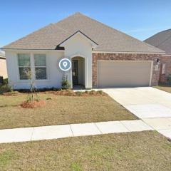 Spacious 4-bedroom house with WiFi, in peaceful Slidell with Lake in backyard