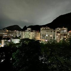 Apto ao pé do Copacabana palace e da praia