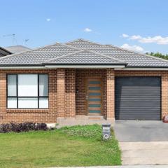 Stylish 4BR House in Minto - Near Shops & Train