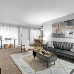 Plush Elegance-walk To At&t Stadent District