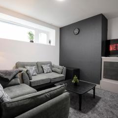 Bartlam Place, Sleeps 6, Free Parking, Central Oldham - By NMB Property