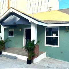 Cozy 2 Bedroom 2 Bath Cottage in Hollywood with Private Yard