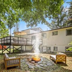 Hot Tub and Spacious Backyard Close to Lake!