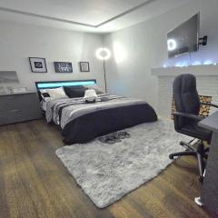 Homey Private Room 4 mins from Metrotown! Self Check in Private Parking