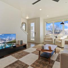 Mountain View Home with King Beds and Rooftop Deck