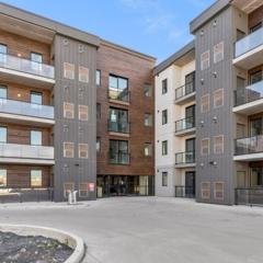 Charming 1 Bedroom, Den Condo - RSMT