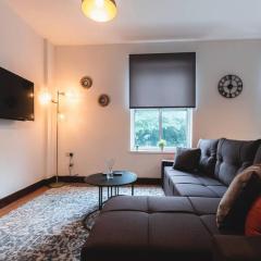 Noir - 2 Bedroom Flat - Sleeps 5 with Parking