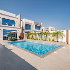 Sumptuous 4BR with Assistant Room in Al Dana Island, Sharm, Fujairah by Deluxe Holiday Homes