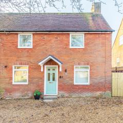 Charming 5-Bed Home with Garden and Parking