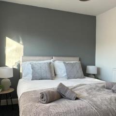 Comfy 1 BR Apartment - Sleeps 2 with Free Parking!