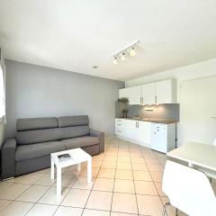 Studio rénové à Annecy avec terrasse, proche commerces et parking privé - FR-1-432-42