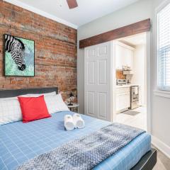 Sleeps 6 - Boutique 2BR Apartment on James St N