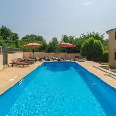 Mediterranes Apartment nur 200 Meter zum Strand mit Pool, Grillbereich, privater Terrasse, WiFi