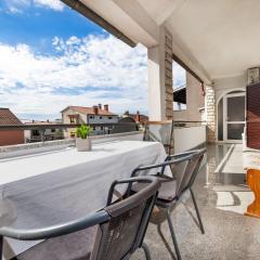 Malerisches Apartment mit grossem Balkon, Grillbereich und nur 15 Minuten zum Strand