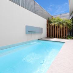 Frankie Luxury pool house Geelong Sleeps 12 Close to GMHBA cafes restaurants shops schools