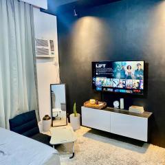 Budget Monochrome FREE Wifi, Netflix and Pool - Studio Type Condo