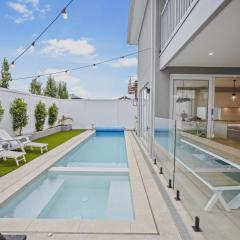 Hamptons in Torquay - 5 bath, Pool, Spa & Theatre!