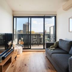 Urban Drift - Cosy Balcony Nook near Waterfront