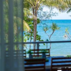 Sublime Palm Cove 2BR Beachfront Apt - Lagoon Pool