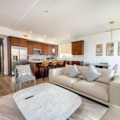 Experience Lavish LA Living Sleek 2BR with Parking