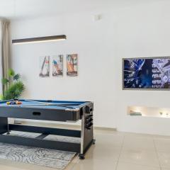 Huge Penthouse in Marina w Pool Table & Air Hockey