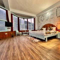 Hadimba Hill view , Manali - Premium Room ! Family Hotel ! Parking ! Near Hadimba Temple