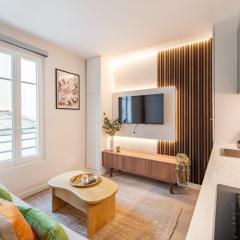 5 min walk to Eiffel Tower - Stunning Studio - Sleeps 2P