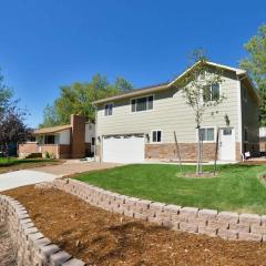 Crestview Place Family Home 2 Mins to UCCS Patio and BBQ