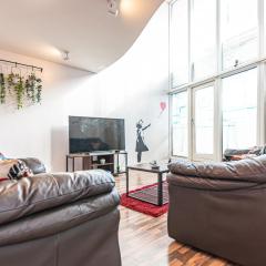 Orange Rentals - Penthouse with Balcony and FREE Parking - City Centre of Liverpool