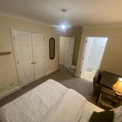 Deluxe double bedroom with attached private en-suite Bathroom and Continental Breakfast