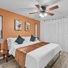 Vibrant Retreat, 2 Mins from UT, King Suite, Parking