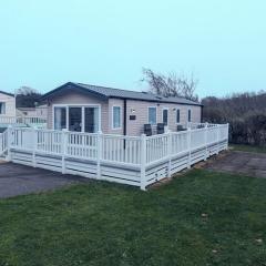 NEW STYLE HOLIDAY HOME, quiet location at Award winning Shorefield Country Park - ENTERTAINMENT PASSES INCLUDED!