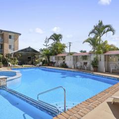 Sleeps 2, Pool, Steps To Beach and Cafes