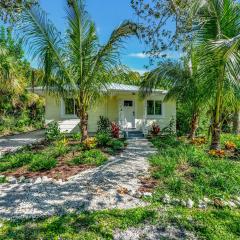 Casa Posada - So Close You Can Hear the Waves Historic Beach Cottage w Beach Gear