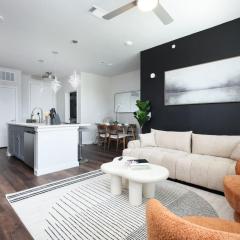 2BR Urban Escape w Prkng Near Rvrwalk Conv Ctr