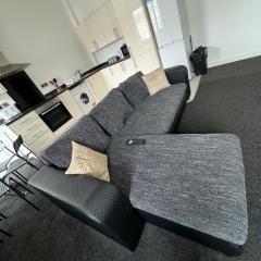 Quay House - Salford - 2BDR Sleeps 7, Spacious & Quiet - FREE Parking - Close To City Centre, Manchester United & The Lowry