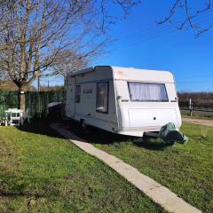 Caravane sur terrain en campagne