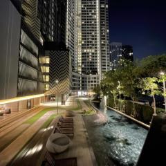 Modern 2BR, 2BA Apartment on 32nd Floor Skyline Views, Pool, Gym & Workspace