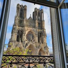 VUE EXCEPTIONNELLE sur la CATHÉDRALE, haut standing et garage privé