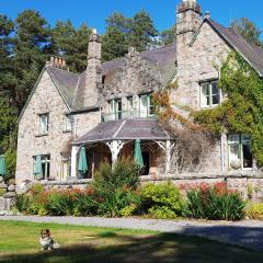 Cambus O' May Traditional Highland Hotel