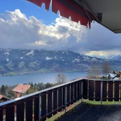 Vista D'oro sul Lago E Monti