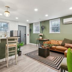 Cozy Modern Retreat, Central 2-Bed with Fireplace, WIFI