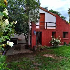 loft de 2 pisos con jardin, fogon, cochera y asador