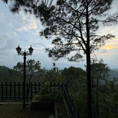 ELIVAAS Goldencrest 6 BHK Villa Nestled in the Hillside of Kasauli