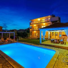 Holiday house with a swimming pool Kastel Luksic, Kastela - 23710