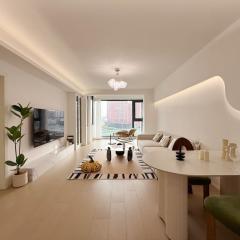 EHUB - Modern Rare 4-Bedroom APT, 50m from subway